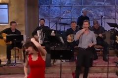 Γκρέμισε το πλατό του Παπαδόπουλου το καυτό τσιφτετέλι της Σάρας Τοσκάνο! Το πιο καυτό τσιφτετέλι που έχουμε δει ποτέ στην ελληνική τηλεόραση