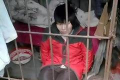 ΣΟΚ! Την κρατούσαν κλειδωμένη σε κλουβί με φίδια και έντομα για 10 χρονιά