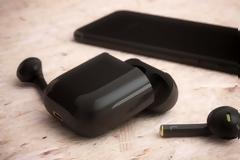 Τώρα τα ακουστικά AirPods και σε μαύρο χρώμα