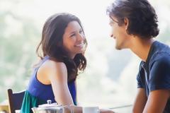 Τα σημάδια που δείχνουν ότι ένας άντρας φλερτάρει