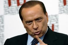 Τα μπούνγκα μπούνγκα φέρνουν ξανά τον Μπερλουσκόνι στο εδώλιο