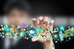 Ρομπότ στο γραφείο με ολογραφικές συνεδριάσεις βλέπουν ειδικοί