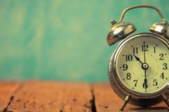 Πώς ξυπνούσε ο κόσμος πριν τα ξυπνητήρια