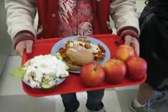 Κυλικειάρχες Θεσσαλονίκης: Λάθος η διανομή γευμάτων σε όλους τους μαθητές