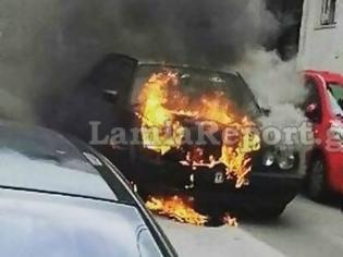 Φωτογραφία για Λαμία: Λαμπάδιασε αυτοκίνητο μέσα στην πόλη - Επεισοδιακή κατάσβεση