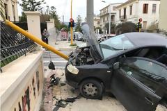 Σφοδρή σύγκρουση μεταξύ δύο αυτοκινήτων στην Νεάρχου στα Χανιά [photos]