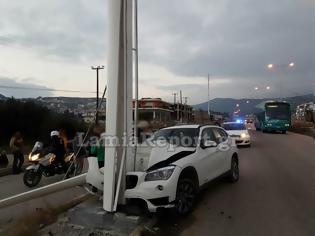 Φωτογραφία για Λαμία: Απογειώθηκε και καρφώθηκε στην κολόνα