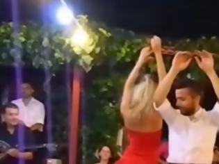 Φωτογραφία για Πανικός σε γάμο: Χόρεψε τσιφτετέλι και τα έδειξε όλα... [video]