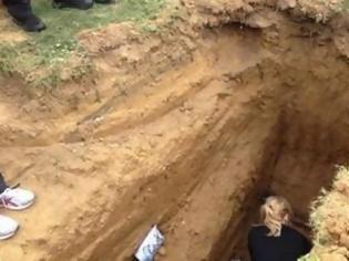 Φωτογραφία για ΜΑΚΑΒΡΙΟ: Έβαλαν φέρετρο σε λάθος τάφο και... - Τραγελαφικές σκηνές