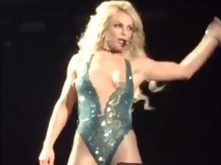 Φωτογραφία για Britney Spears: Tο καυτό ατύχημα στη σκηνή - Τραγουδούσε με το στήθος της έξω από το κορμάκι!