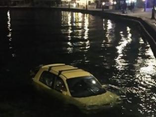 Φωτογραφία για Αναστάτωση στο ενετικό λιμάνι Χανίων - Αυτοκίνητο έπεσε στη θάλασσα