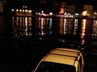 Φωτογραφία για Χαμός στο λιμάνι των Χανίων - Αυτοκίνητο φούνταρε στη θάλασσα