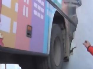 Φωτογραφία για Απίστευτες εικόνες από το ακυβέρνητο λεωφορείο που έπεσε πάνω σε μαθητές στην Ξάνθη