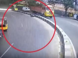 Φωτογραφία για ΦΡΙΚΙΑΣΤΙΚΟ δυστύχημα: Φορτηγό έλιωσε δυο μαθητές με μοτοσυκλέτα [ΠΡΟΣΟΧΗ: Σκληρό βίντεο]