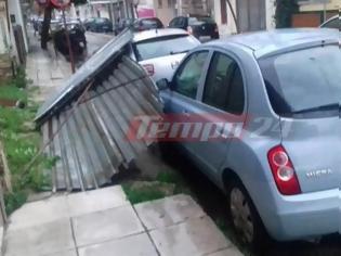 Φωτογραφία για Πάτρα: Οι ισχυροί άνεμοι ξεκόλλησαν λαμαρίνες - Από θαύμα δεν τραυματίστηκε πεζός, ζημιές σε αυτοκίνητα