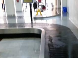 Φωτογραφία για Με κουβάδες μαζεύουν το νερό από την βροχή στο Αεροδρόμιο της Λήμνου