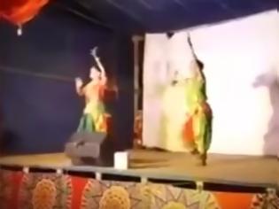 Φωτογραφία για Σοκαριστικό βίντεο: Σωριάστηκε ενώ χόρευε και πέθανε πάνω στη σκηνή... Όλοι νόμιζαν ότι ήταν μέρος της παράστασης