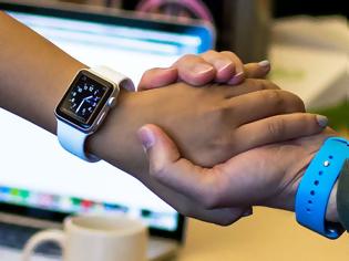 Φωτογραφία για Οι ιδιοκτήτες του Apple Watch θα ανταλλάσσουν δεδομένα με μια χειραψία