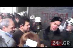 “Κουρεμένοι” μικρο-ομολογιούχοι επιχείρησαν να «μπουκάρουν» στο υπουργείο Οικονομικών φωνάζοντας: “κλέφτες, κλέφτες, κλέφτες” ! (βίντεο)