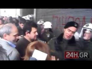 Φωτογραφία για “Κουρεμένοι” μικρο-ομολογιούχοι επιχείρησαν να «μπουκάρουν» στο υπουργείο Οικονομικών φωνάζοντας: “κλέφτες, κλέφτες, κλέφτες” ! (βίντεο)