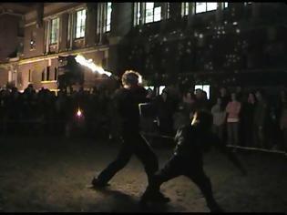 Φωτογραφία για ΕΝΤΥΠΩΣΙΑΚΟ VIDEO: Μάχη με σπαθιά από φωτιά!
