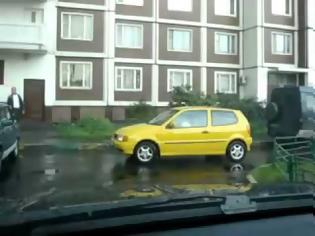 Φωτογραφία για Βίντεο: Αυτή η γυναίκα οδηγός τι προσπαθεί να κάνει;
