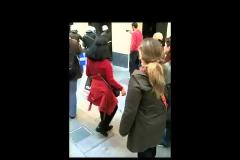 Δείτε ΒΙΝΤΕΟ με τα ΜΑΤ να σπρώχνουν και να κλωτσούν τους πολίτες...