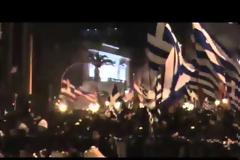 Χρυσαυγίτες στο δρομο περνάνε...