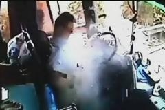 Heaven News | Humor and More      Hot of the week     Επικαιροτητα     Οτι να ναι     Σεξυ     Περιεργα     Σχεσεις & Σεξ     Εδω γελαμε     Fail     Login  Twitter Facebook RSS Ηρωας οδηγός λεωφορείου αιμοραγούσε αλλα έσωσε τους επιβάτες (βίντεο)