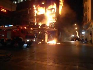Φωτογραφία για Τώρα: Φωτιά σε πολυώροφο κτίριο στη Πάτρα (βίντεο)