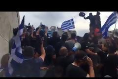 ΜΙΚΡΟΕΝΤΑΣΗ ΕΞΩ ΑΠΟ ΤΗ ΒΟΥΛΗ