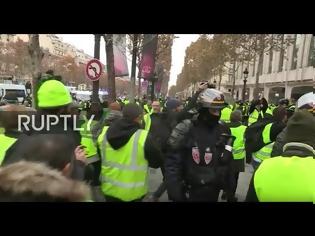 Φωτογραφία για Μεγάλη διαδήλωση στο Παρίσι για τις τιμές στα καύσιμα με σύνθημα: «Μακρόν παραιτήσου»