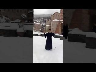 Φωτογραφία για 11484 - Όμορφο βίντεο από τη σημερινή χιονόπτωση στην πρωτεύουσα του Αγίου Όρους, τις Καρυές