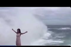 Τεράστιο κύμα «καταπίνει» μια κοπέλα τη στιγμή που φωτογραφίζεται (video)