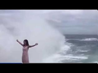 Φωτογραφία για Τεράστιο κύμα «καταπίνει» μια κοπέλα τη στιγμή που φωτογραφίζεται (video)