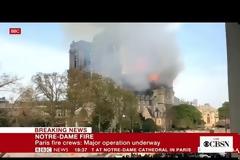 Στις φλόγες η Notre Dame του Παρισιού - Κατέρρευσε η οροφή