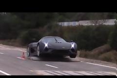 Έτσι δοκιμάζουν την ασφάλεια στα πανάκριβα supercars (video)