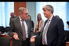 Bloomberg: H Ελλάδα κινδυνεύει να ξεστρατίσει