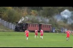 Τρένο περνά μέσα από γήπεδο ποδοσφαίρου!