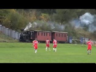 Φωτογραφία για Τρένο περνά μέσα από γήπεδο ποδοσφαίρου!