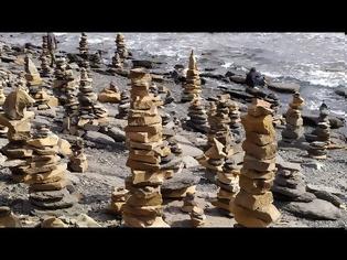 Φωτογραφία για Παραλία γεμάτη με πύργους από πέτρες