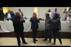 Ο Σέρβος ΥΠΕΞ τραγουδά το «Μη μου θυμώνεις μάτια μου» ...και σπάει πιάτα (video)