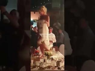 Φωτογραφία για 1.000+1 νύχτες στη Σύμη: Γάμος υπερπαραγωγή Τούρκων -Χλιδή και τσιφτετέλι πάνω στο τραπέζι μέχρι τελικής πτώσης [βίντεο]