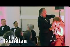 Σε διαθεσιμότητα ο Βρετανός υφυπουργός Εξωτερικών ο οποίος επιτέθηκε σε ακτιβίστρια της Greenpeace (video)