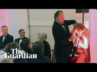 Φωτογραφία για Σε διαθεσιμότητα ο Βρετανός υφυπουργός Εξωτερικών ο οποίος επιτέθηκε σε ακτιβίστρια της Greenpeace (video)