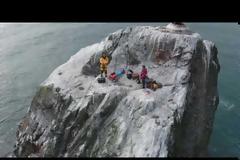 Πληρώνουν 2.200€ να επισκεφθούν μια βραχονησίδα για 20 λεπτά