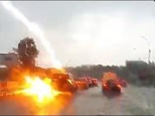 Φωτογραφία για Απίστευτο βίντεο: Κεραυνός χτυπάει δυο φορές το ίδιο αυτοκίνητο – Τι έπαθαν οι επιβάτες και το όχημα; (video)