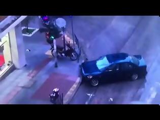 Φωτογραφία για Οδηγός προκάλεσε ζημιές σε άλλα αυτοκίνητα και έφυγε σαν κύριος - (video)