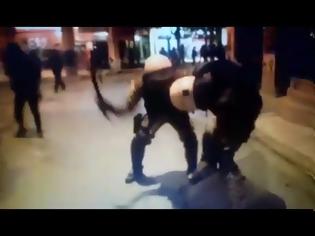 Φωτογραφία για Βίντεο-ντοκουμέντο: Απίστευτο... σπριντ άνδρα των ΜΑΤ και ξυλοδαρμός διαδηλωτή
