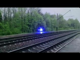Φωτογραφία για Παράξενο σφαιρικό αντικείμενο διασχίζει σιδηροδρομικές γραμμές (video) - ΜΥΣΤΗΡΙΟ